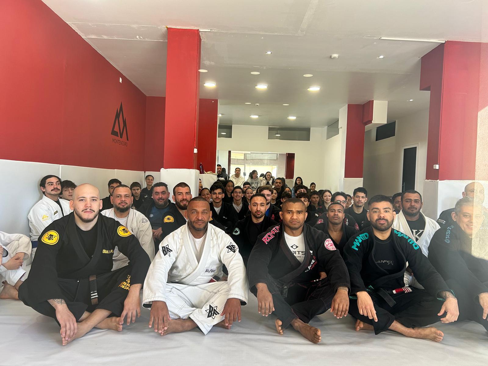 Turma de adultos da Montenegro Academy reunida no tatame